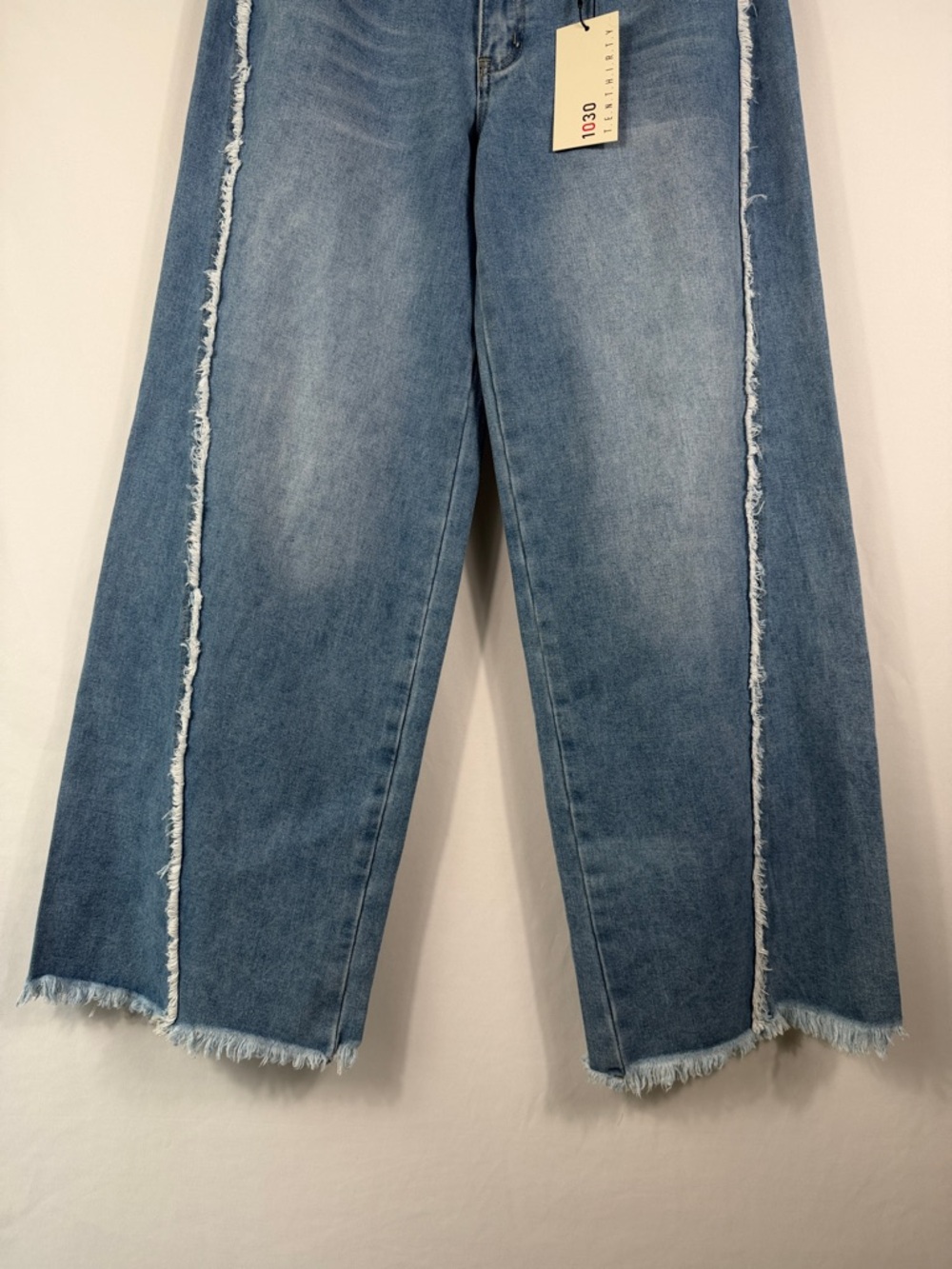 NWT Twist Relaxed Low RiseWide Leg Frayed Seam Jeans - Light Blue. Size 7 / 28 - Picture 6 of 9
